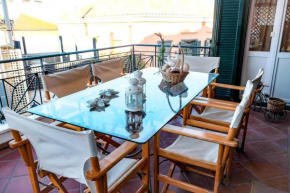 Evgenia's Balcony Your Urban Oasis with 2 Chic Bedrooms & Baths